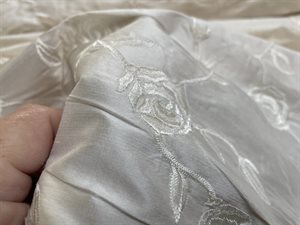 Silke dupion - lækker elfenben med blomsterbroderi